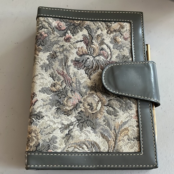 French tapestry organizer was used in the 80’s. Is in beautiful shape. No pages - Picture 1 of 7